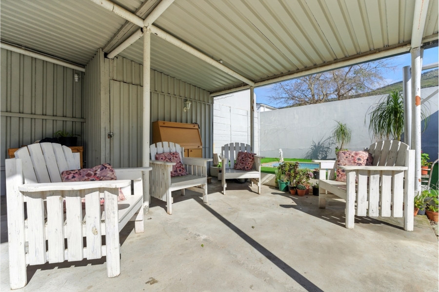 4 Bedroom Property for Sale in Lemoenkloof Western Cape